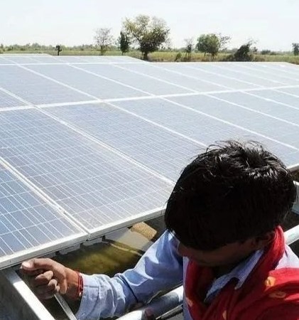 जयपुर, राजस्थान में सौर पैनल, भारत की सौर ऊर्जा क्षमता 2022 तक 100 गीगावाट तक पहुँचने का संकेत।